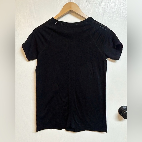 Athleta Foothill Black Size Medium Perforated Short Sleeve T-Shirt Workout Top M - Picture 5 of 9